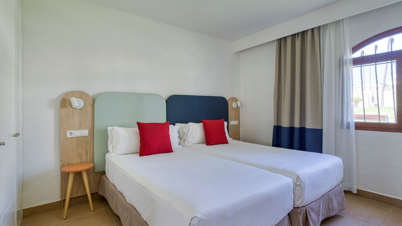 rooms-family-suite-2-bedrooms-with-terrace--pre2