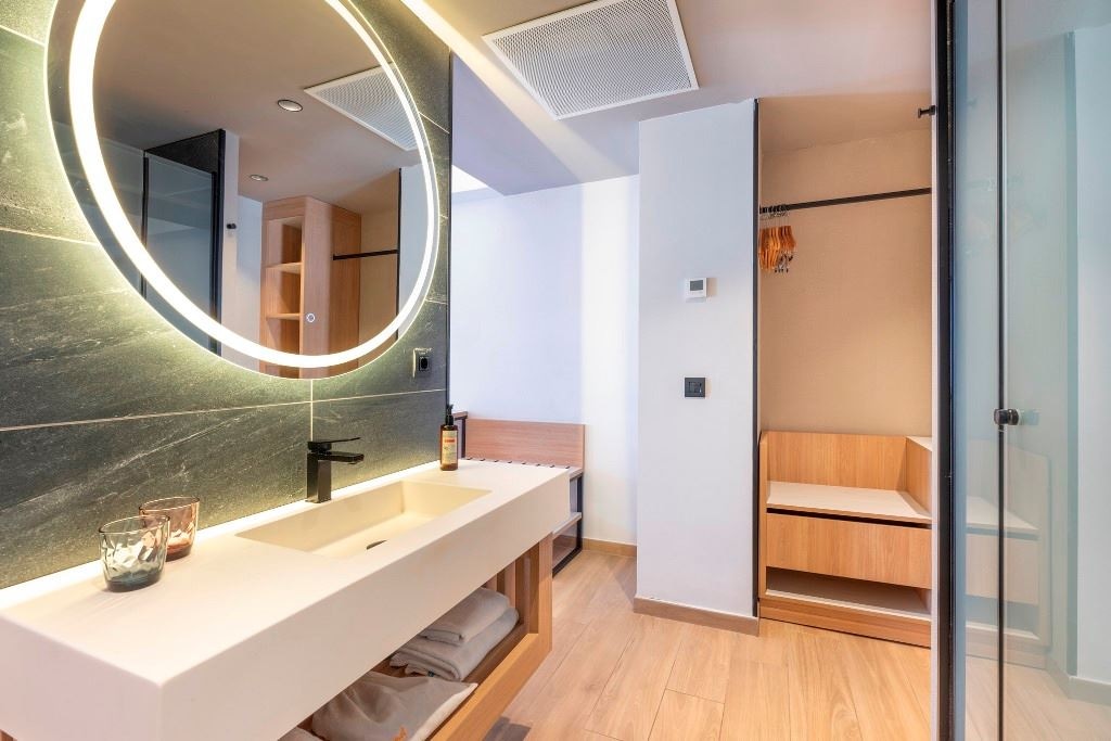 rooms-triple-pool-view-room-trl-pv