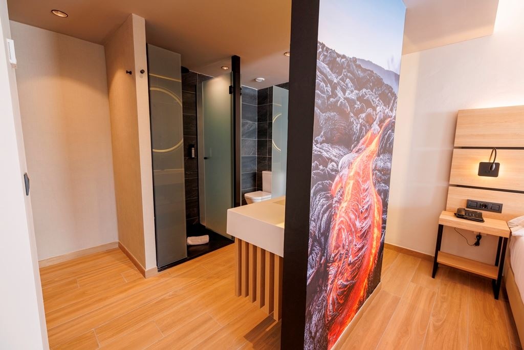 rooms-triple-pool-view-room-trl-pv