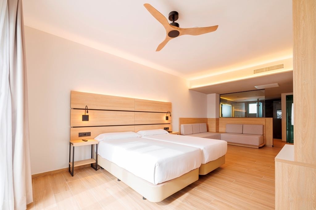 rooms-junior-suite-with-pool-or-garden-view-and-balcony-or-terrace-jr-suite