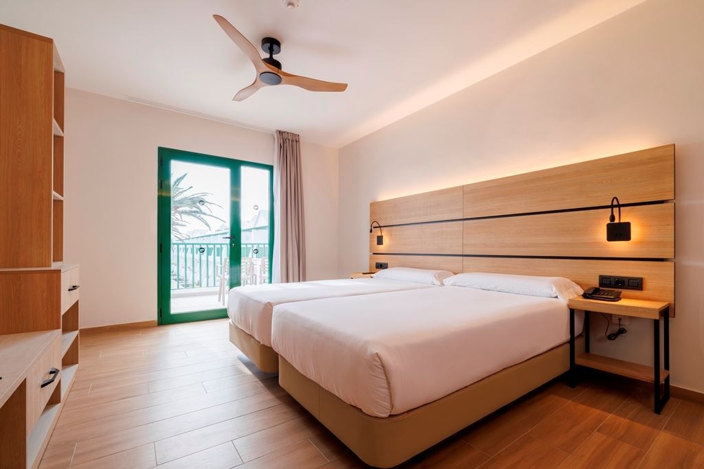 rooms-junior-suite-with-pool-or-garden-view-and-balcony-or-terrace-jr-suite