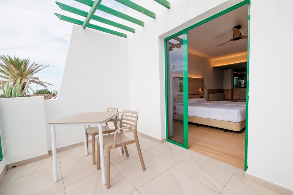 rooms-junior-suite-with-pool-or-garden-view-and-balcony-or-terrace-jr-suite