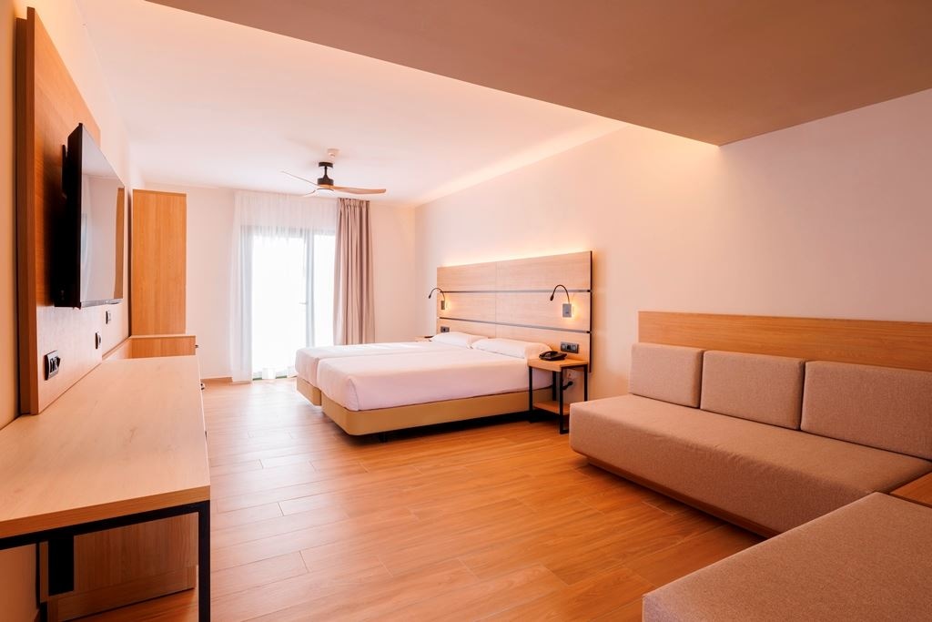 rooms-junior-suite-single-use-with-pool-or-garden-view-jr-suite