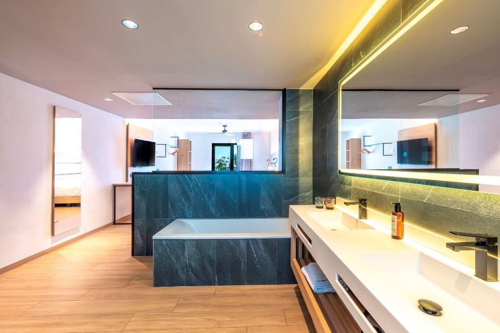 rooms-junior-suite-single-use-with-pool-or-garden-view-jr-suite