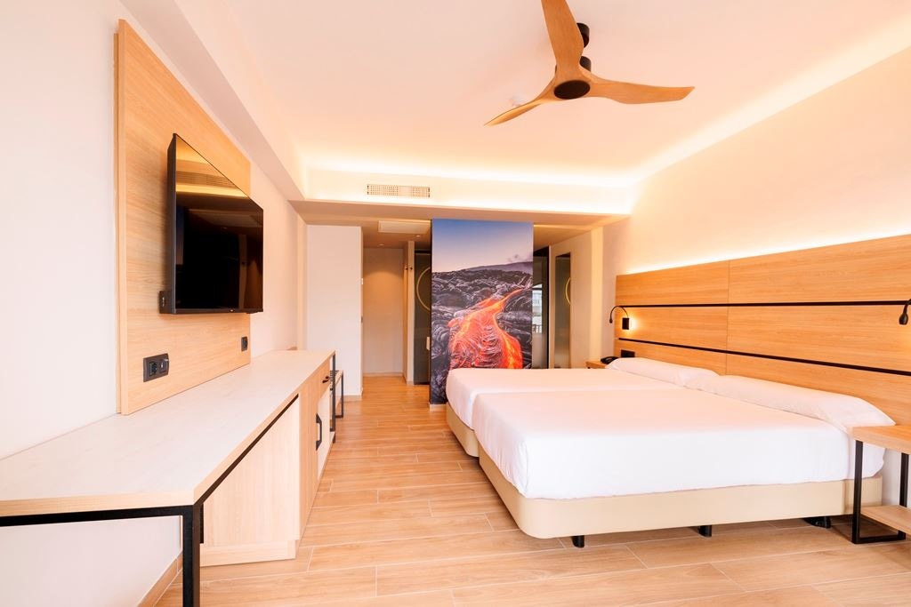 rooms-double-pool-view-room-single-use-dbl-pv