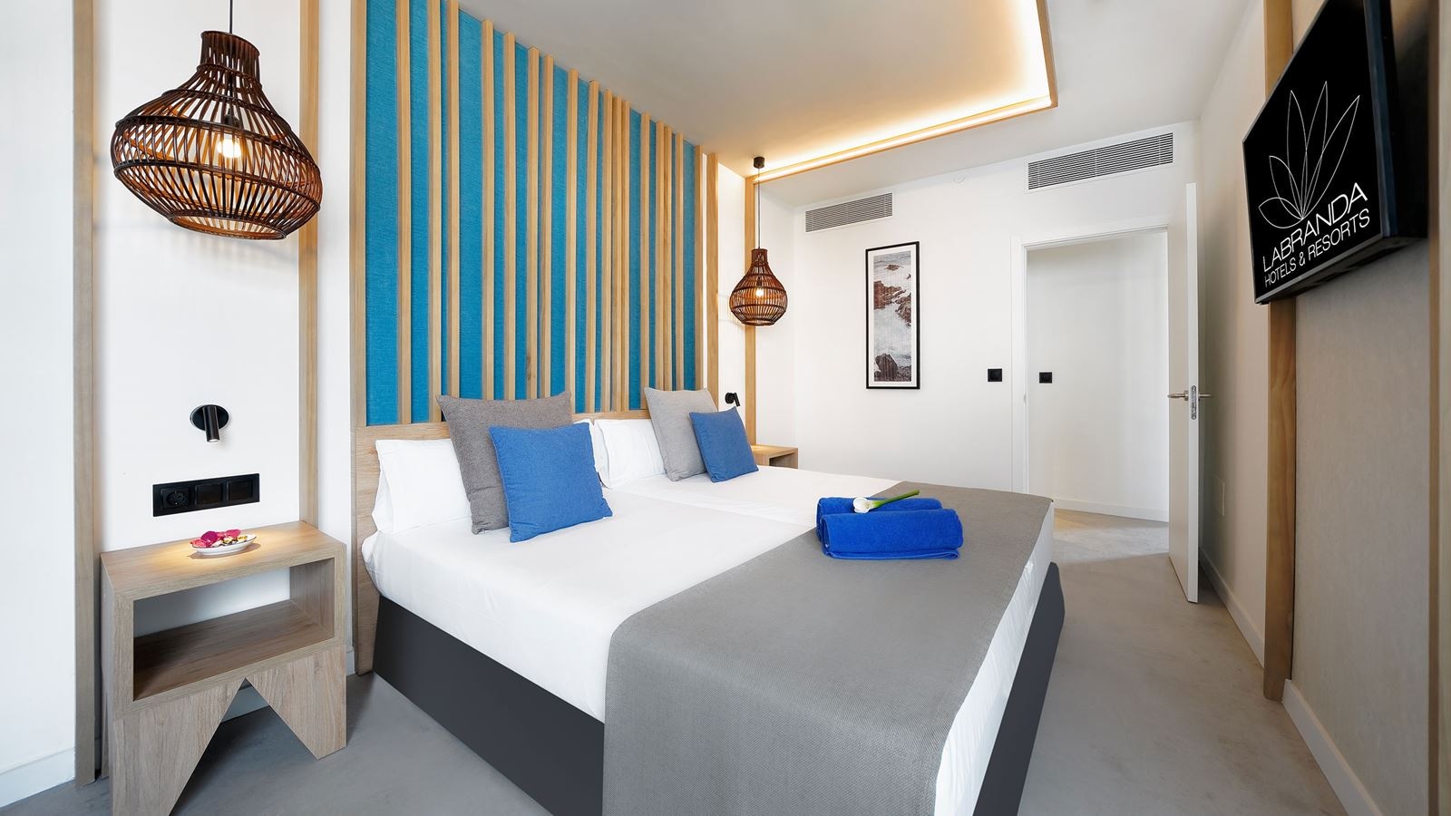 rooms-family-room-balcony-or-terrace