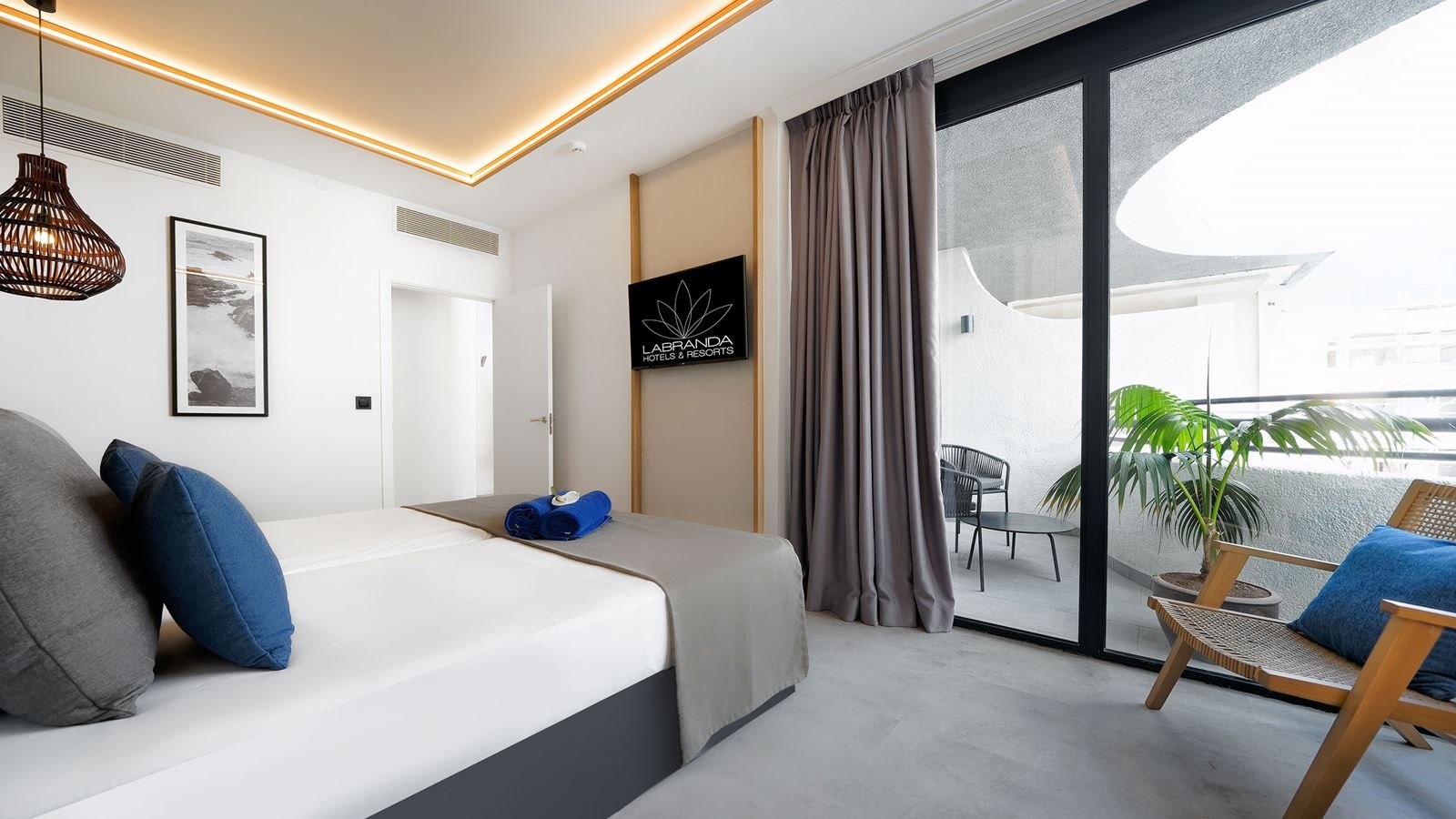 rooms-family-room-balcony-or-terrace