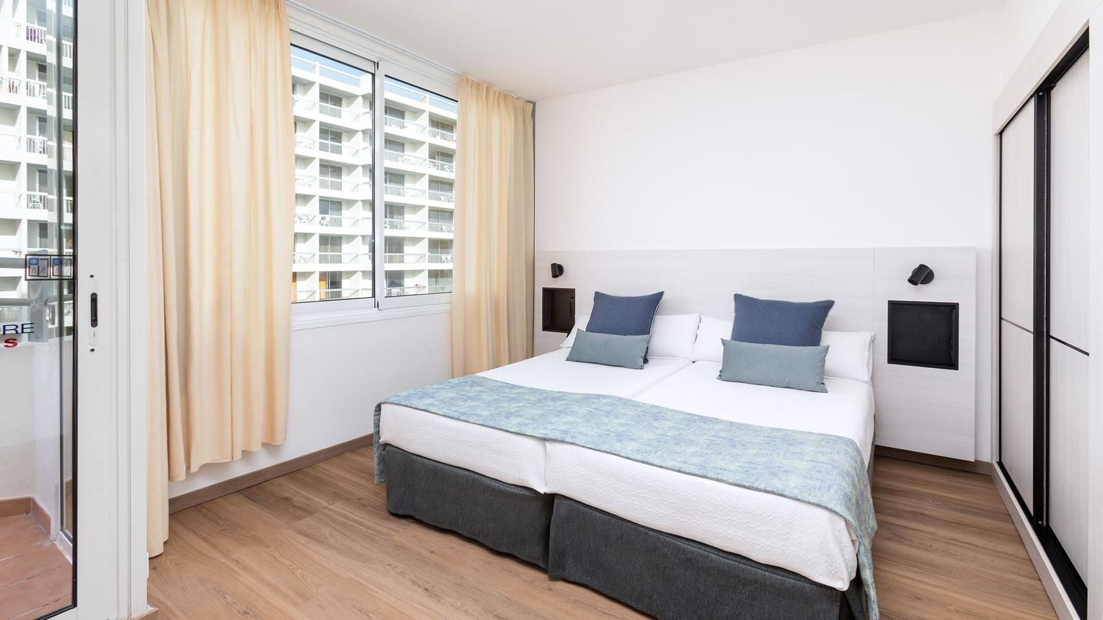 rooms-family-room-with-seperate-lounge-balcony-or-terrace