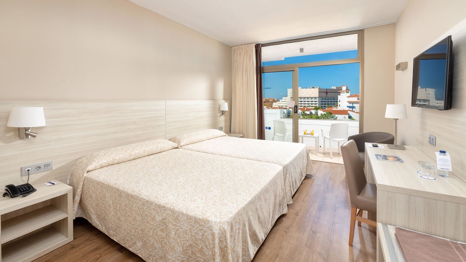 rooms-room-standard-pool-view