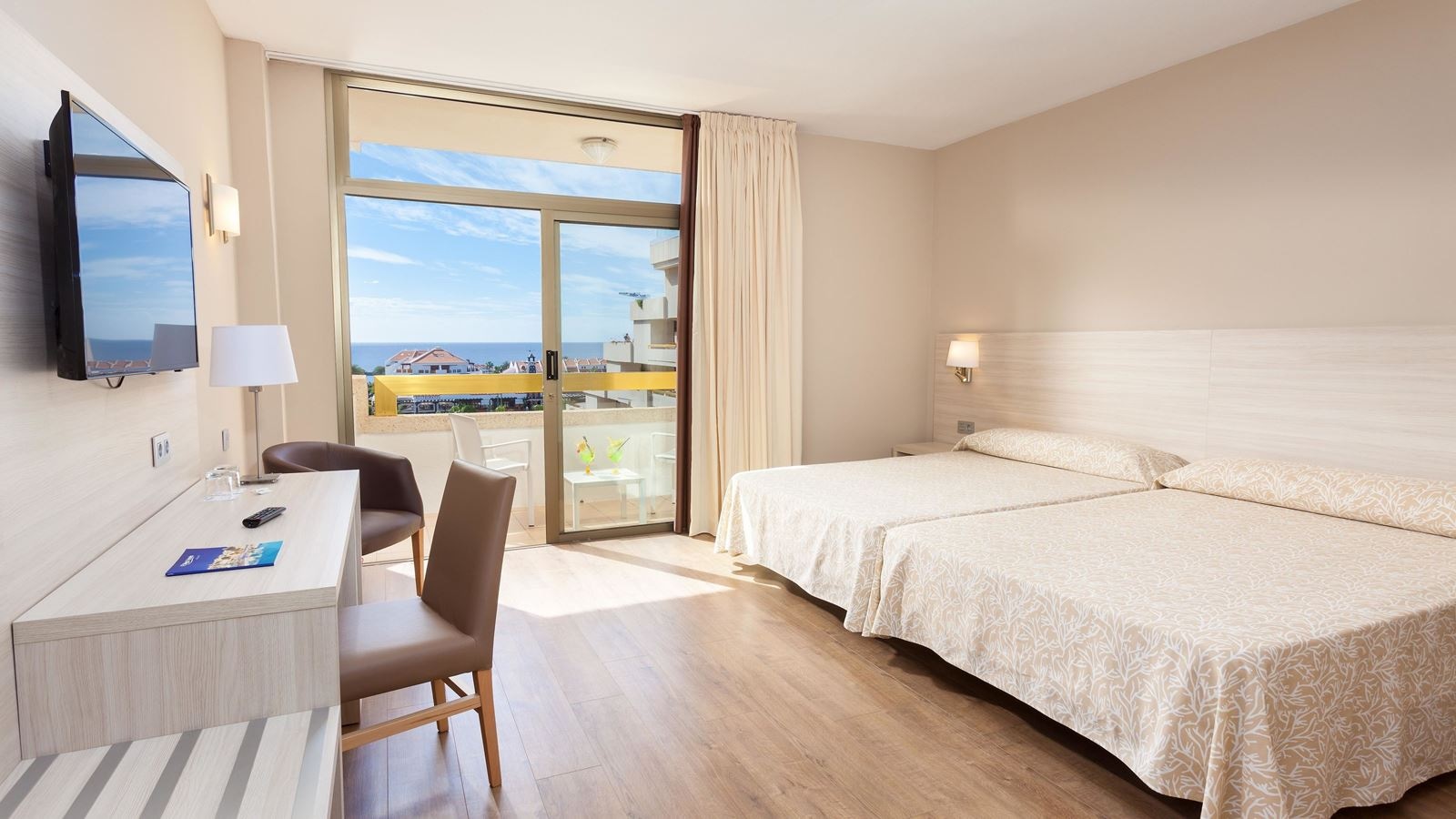 rooms-room-standard-pool-view