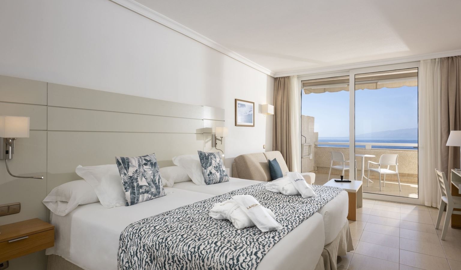 rooms-platinum-club-adults-only-balcony-or-terrace