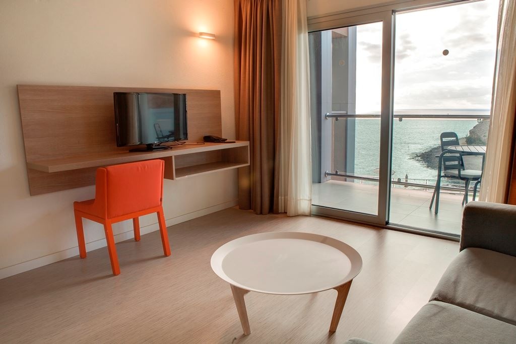rooms-junior-suite-with-sea-view-and-balcony-or-terrace