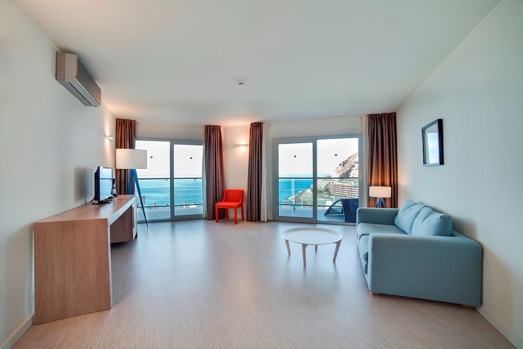 rooms-3-bedroom-suite-with-sea-view-and-balcony-or-terrace