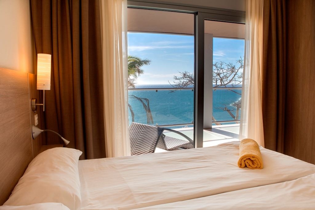 rooms-3-bedroom-suite-with-sea-view-and-balcony-or-terrace