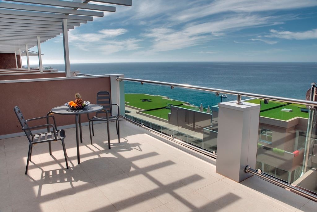 rooms-3-bedroom-suite-with-sea-view-and-balcony-or-terrace