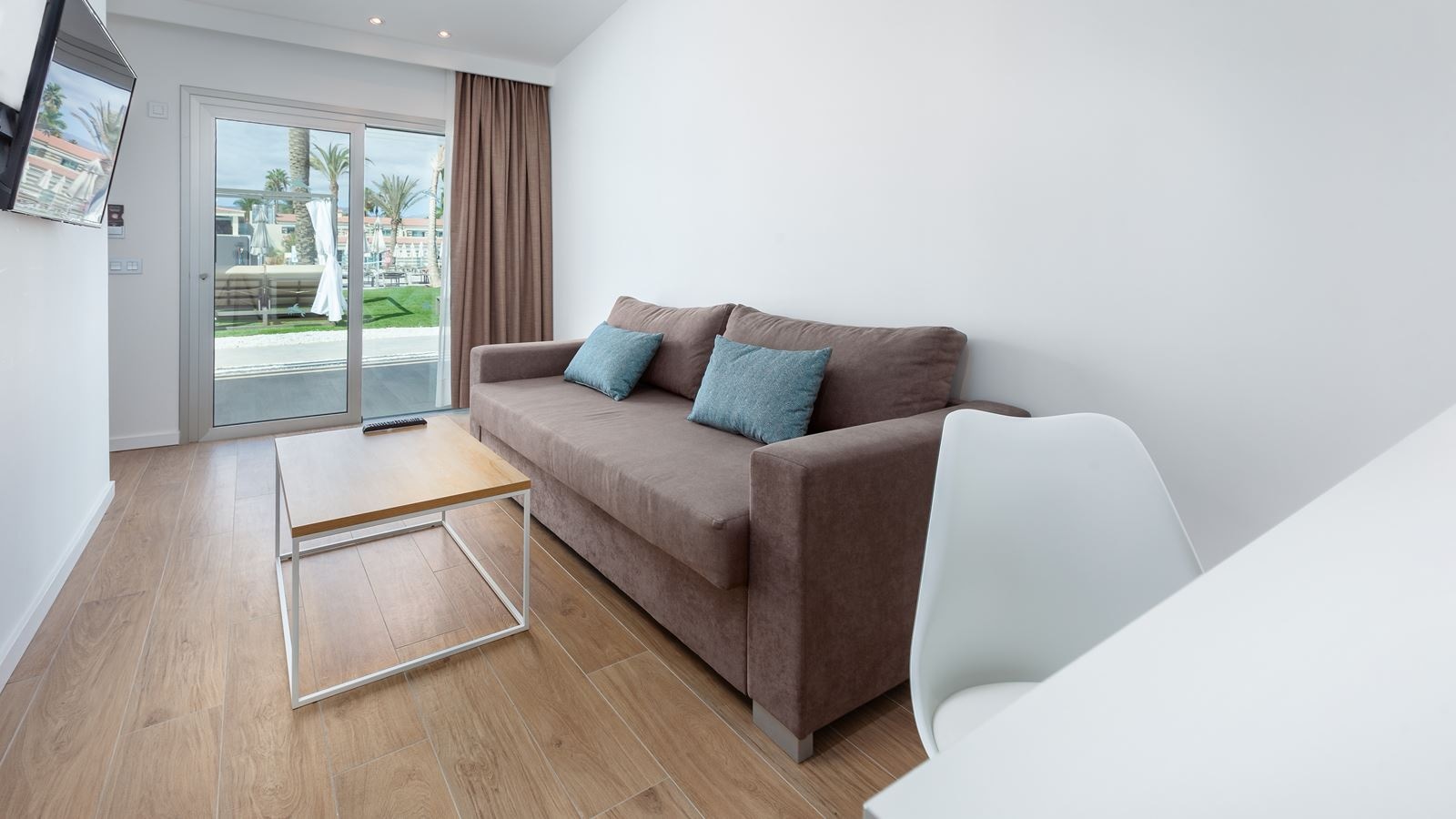 rooms-fas-family-suite-with-pool-view-and-terrace