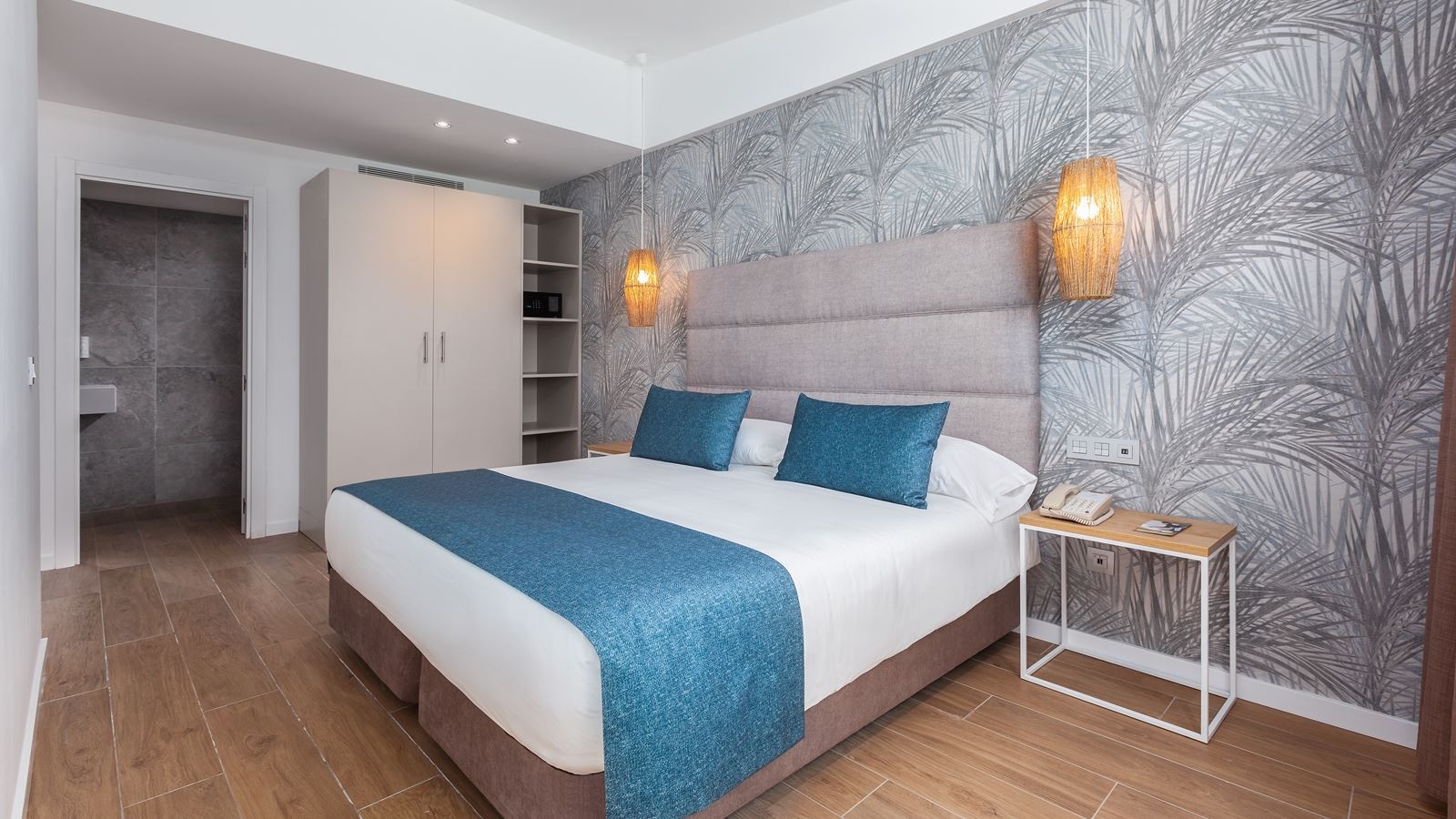 rooms-fas-family-suite-with-pool-view-and-terrace