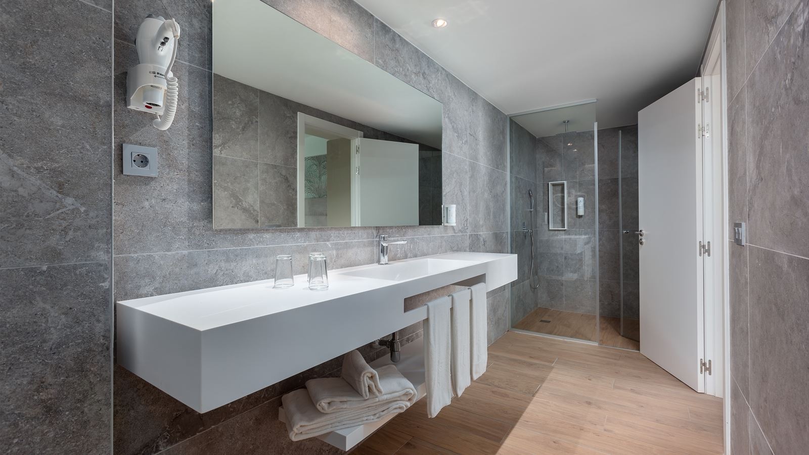 rooms-fas-family-suite-with-pool-view-and-terrace