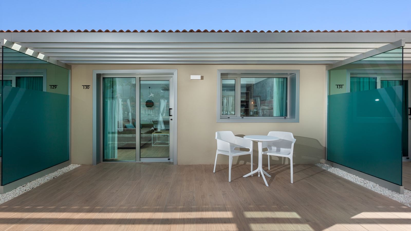 rooms-fas-family-suite-with-pool-view-and-terrace