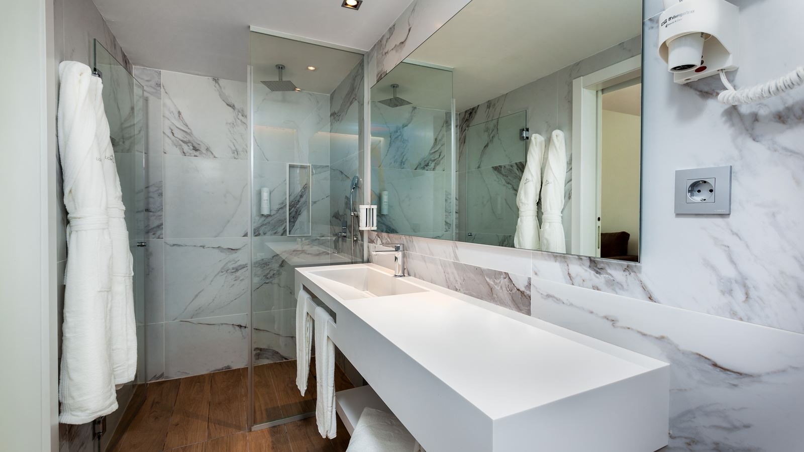 rooms-sui-suite-with-pool-view-and-terrace