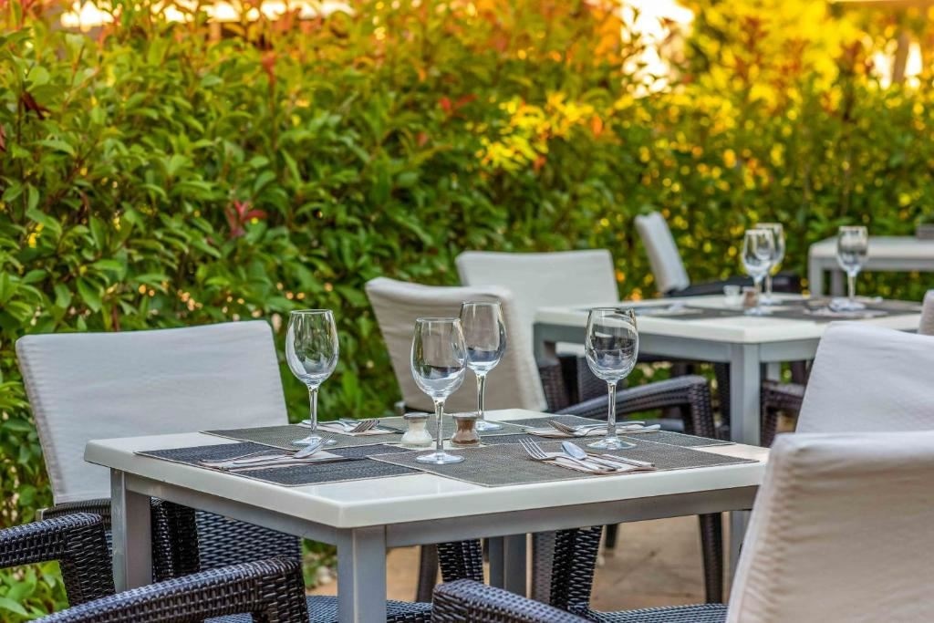 restaurants-pool-bar