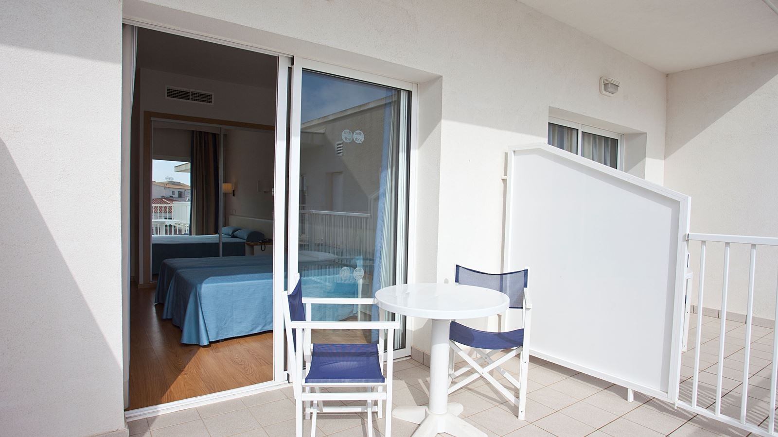 rooms-db--twin-room-balcony-or-terrace