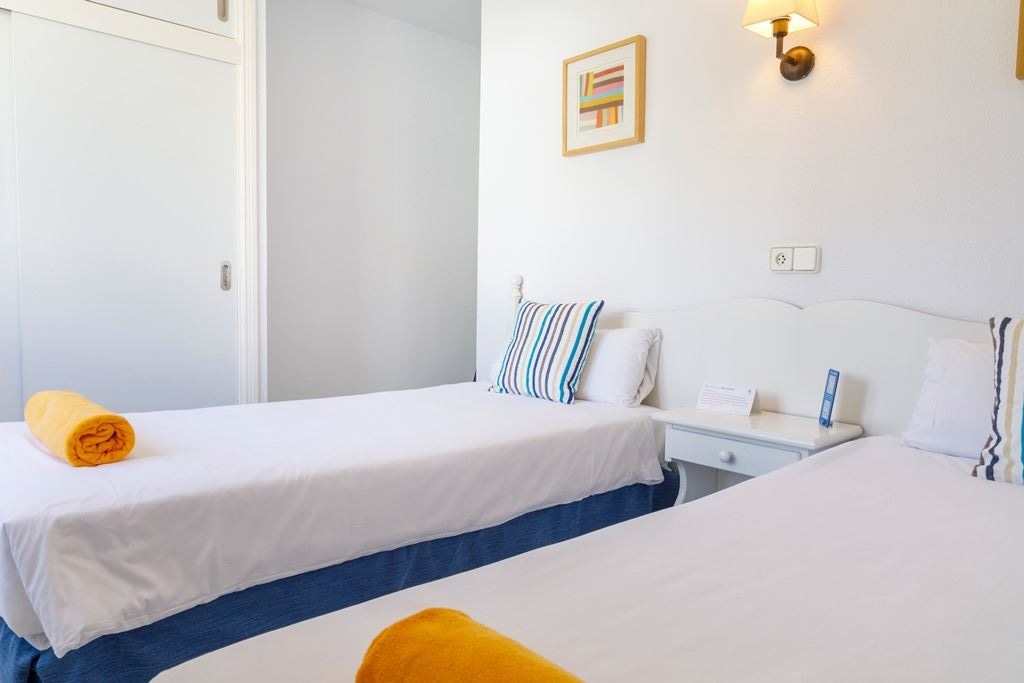 rooms-suite-pool-view