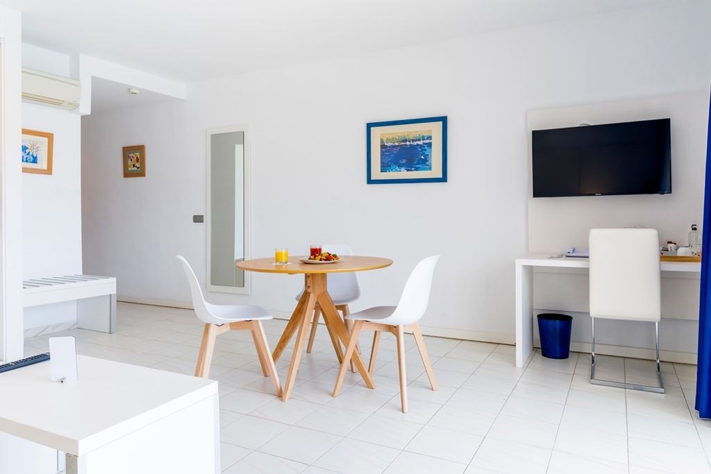 rooms-suite-pool-view