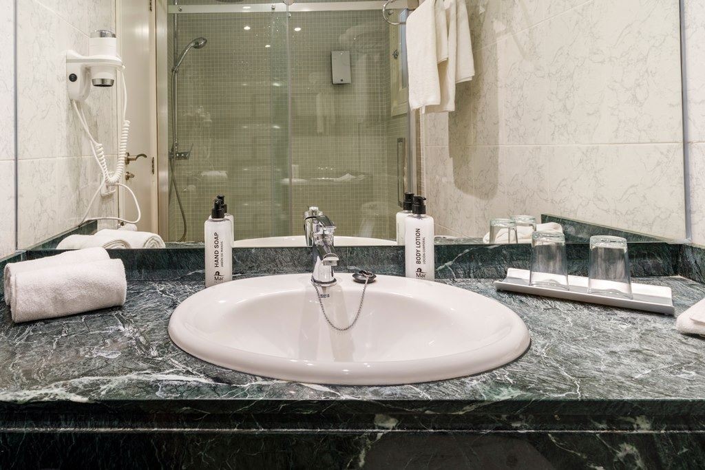 rooms-suite-pool-view