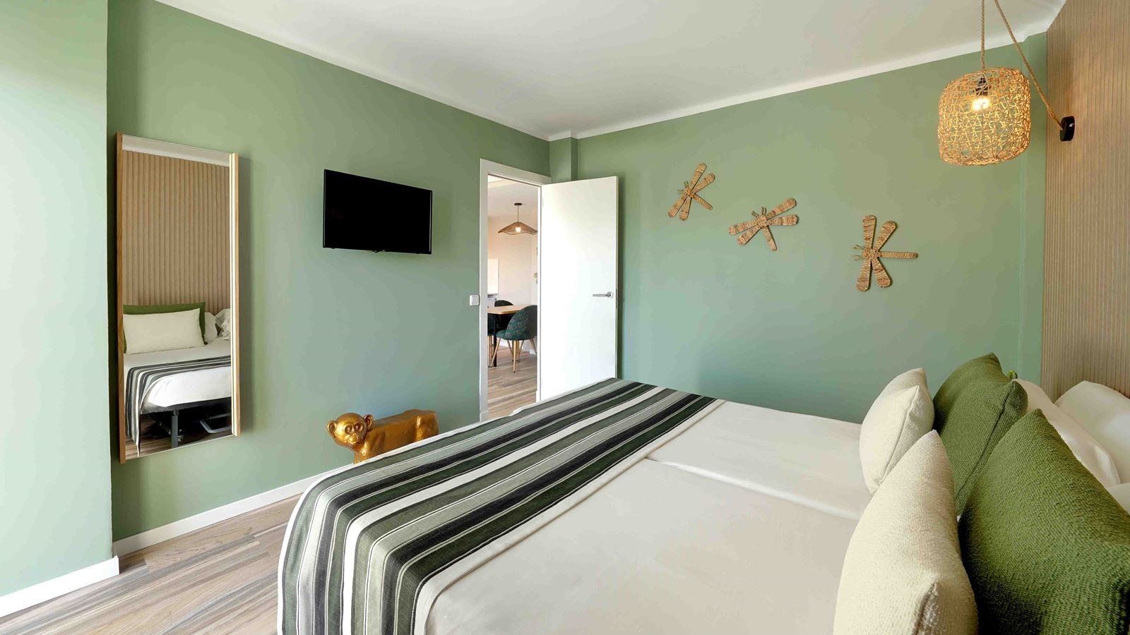 rooms-apartment-superior-pool-view