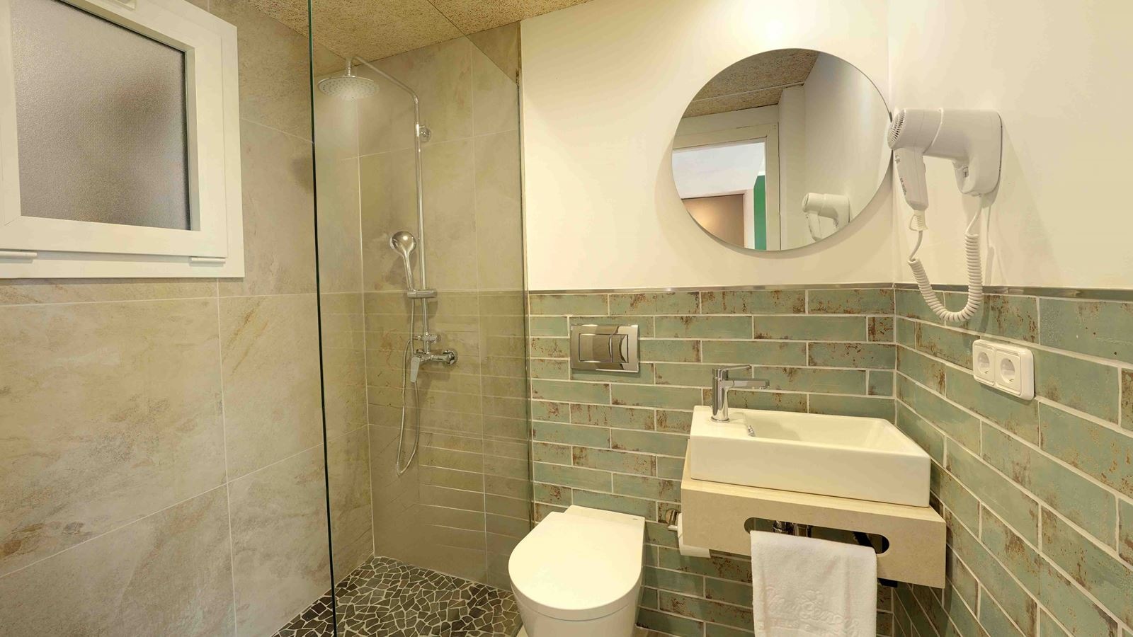 rooms-apartment-pool-view