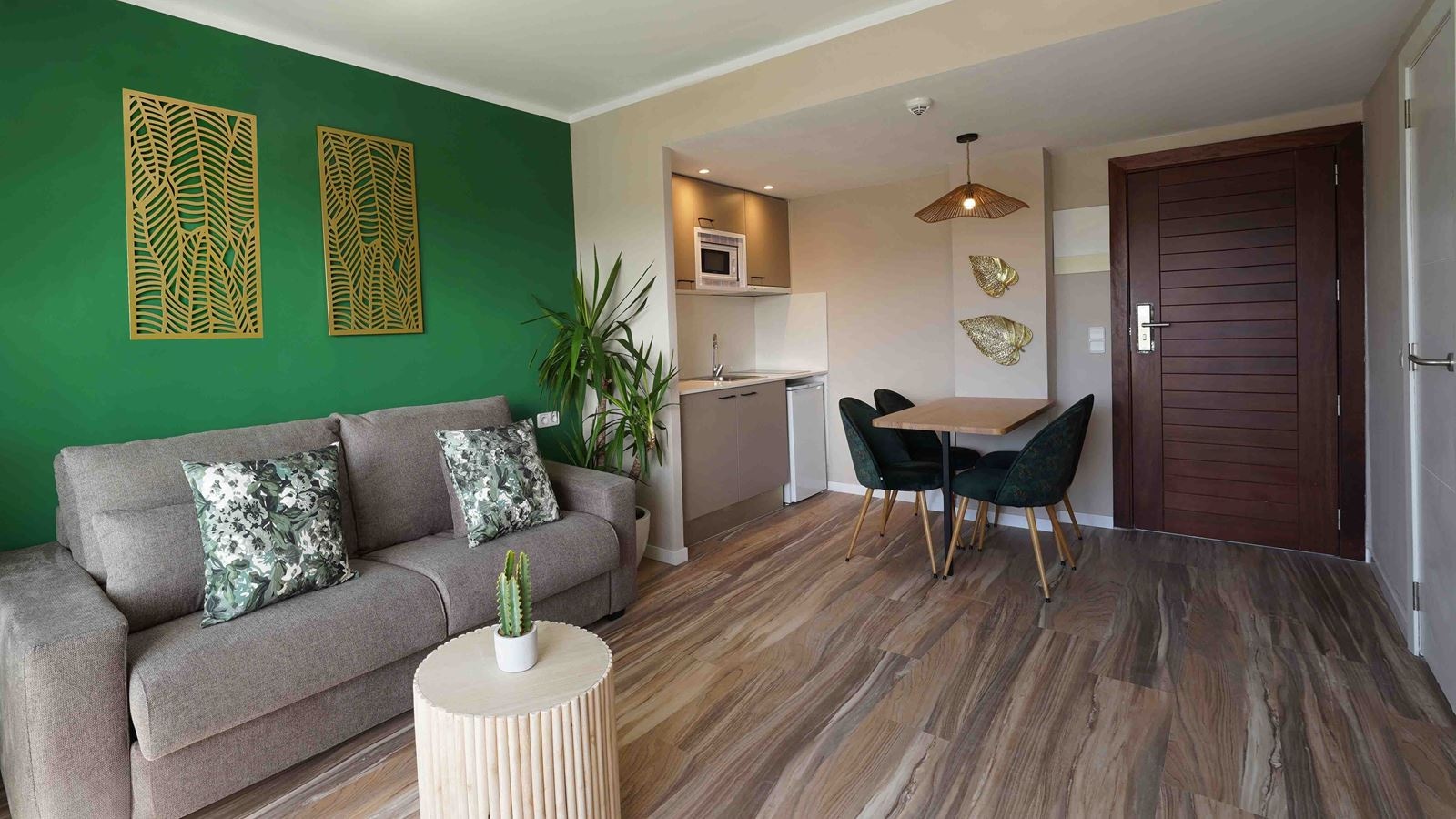 rooms-apartment-pool-view