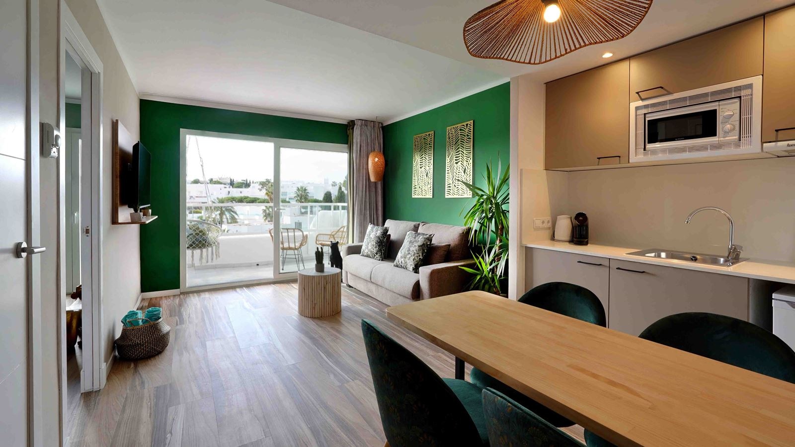 rooms-apartment-pool-view