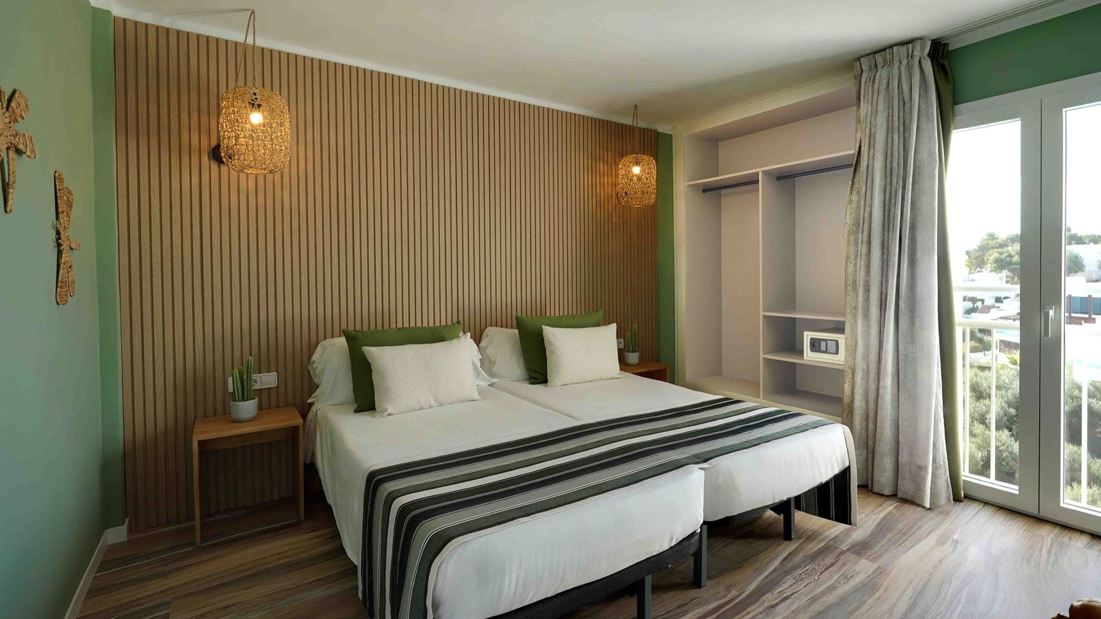 rooms-apartment-pool-view