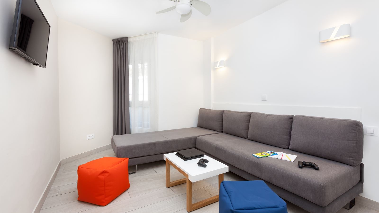 rooms-family-suite-with-balcony-or-terrace