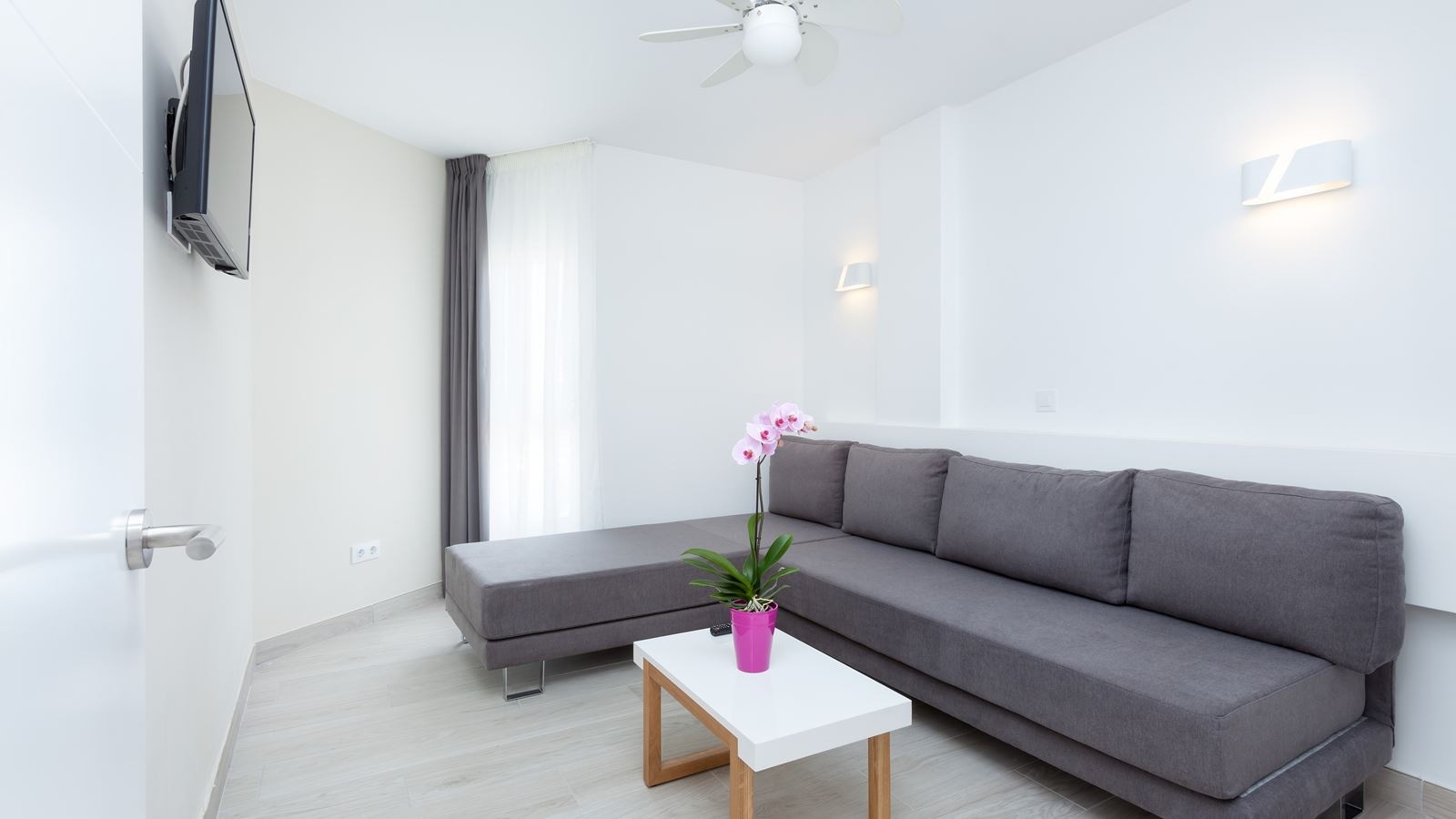 rooms-suite-pool-view-with-balcony-or-terrace