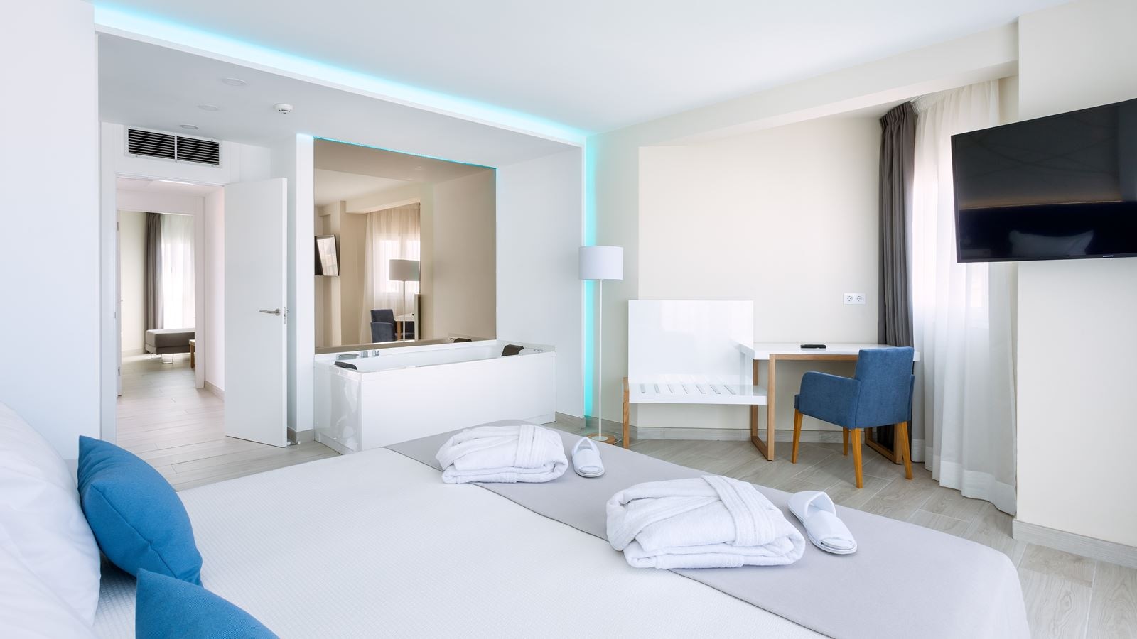 rooms-suite-pool-view-with-balcony-or-terrace