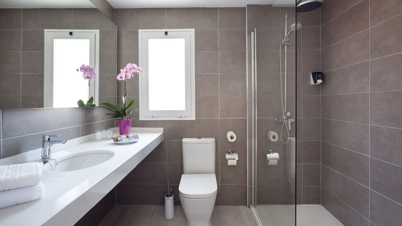 rooms-suite-pool-view-with-balcony-or-terrace