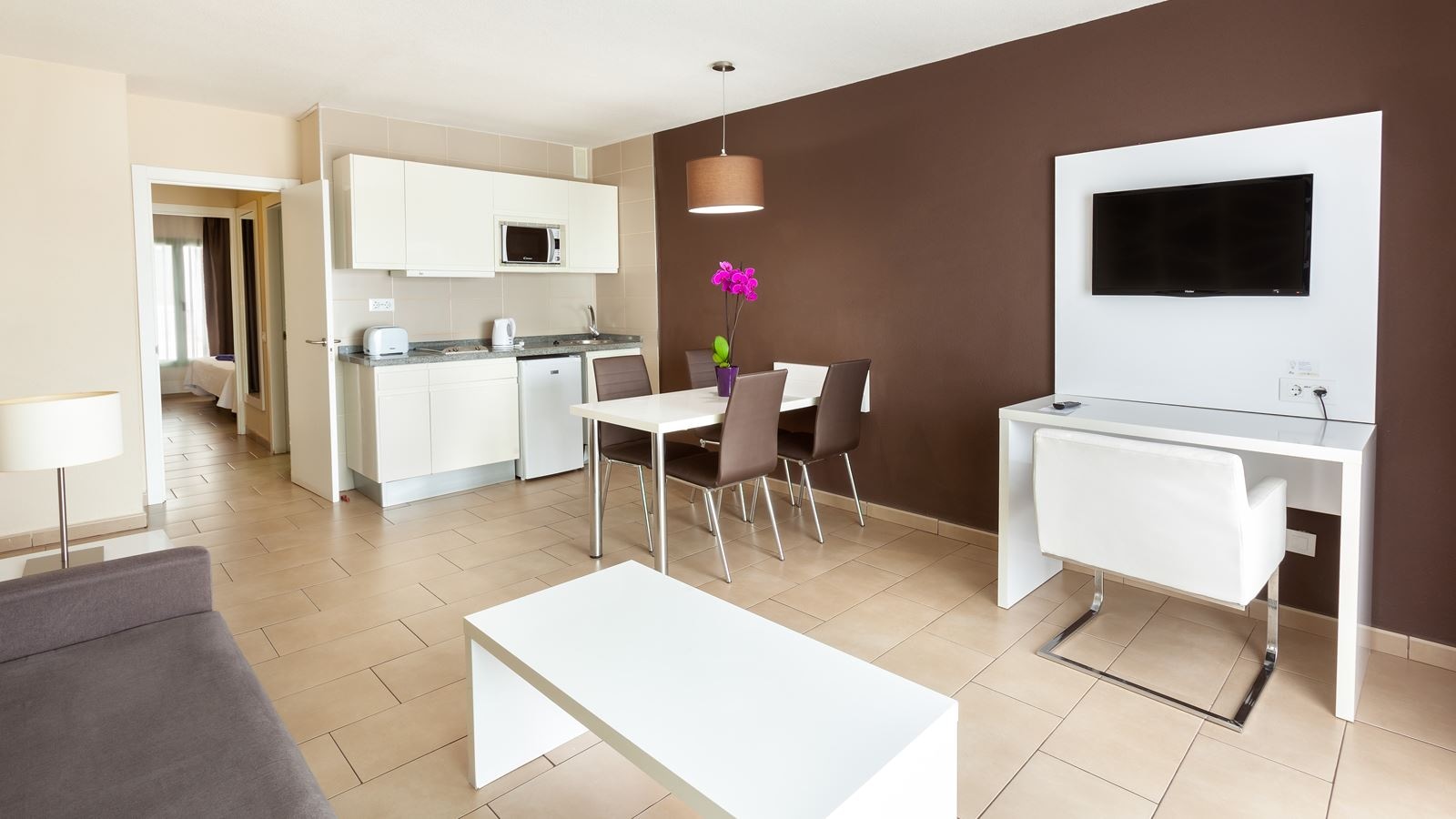 rooms-apartment-premium-1-bedroom-poolview-with-balcony-or-terrace