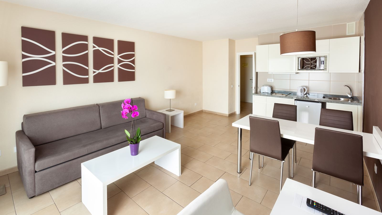 rooms-apartment-premium-1-bedroom-poolview-with-balcony-or-terrace