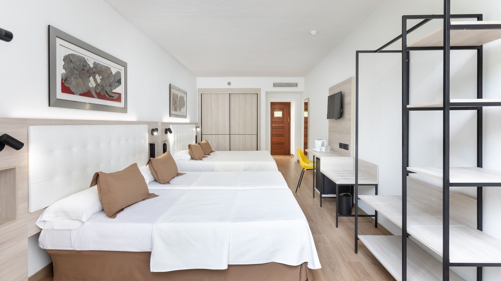 rooms-family-room-with-terrace