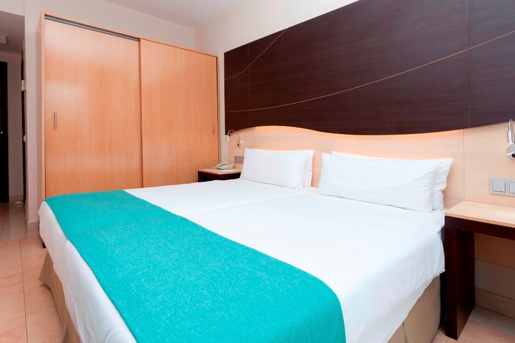 rooms-dj--double-garden-view