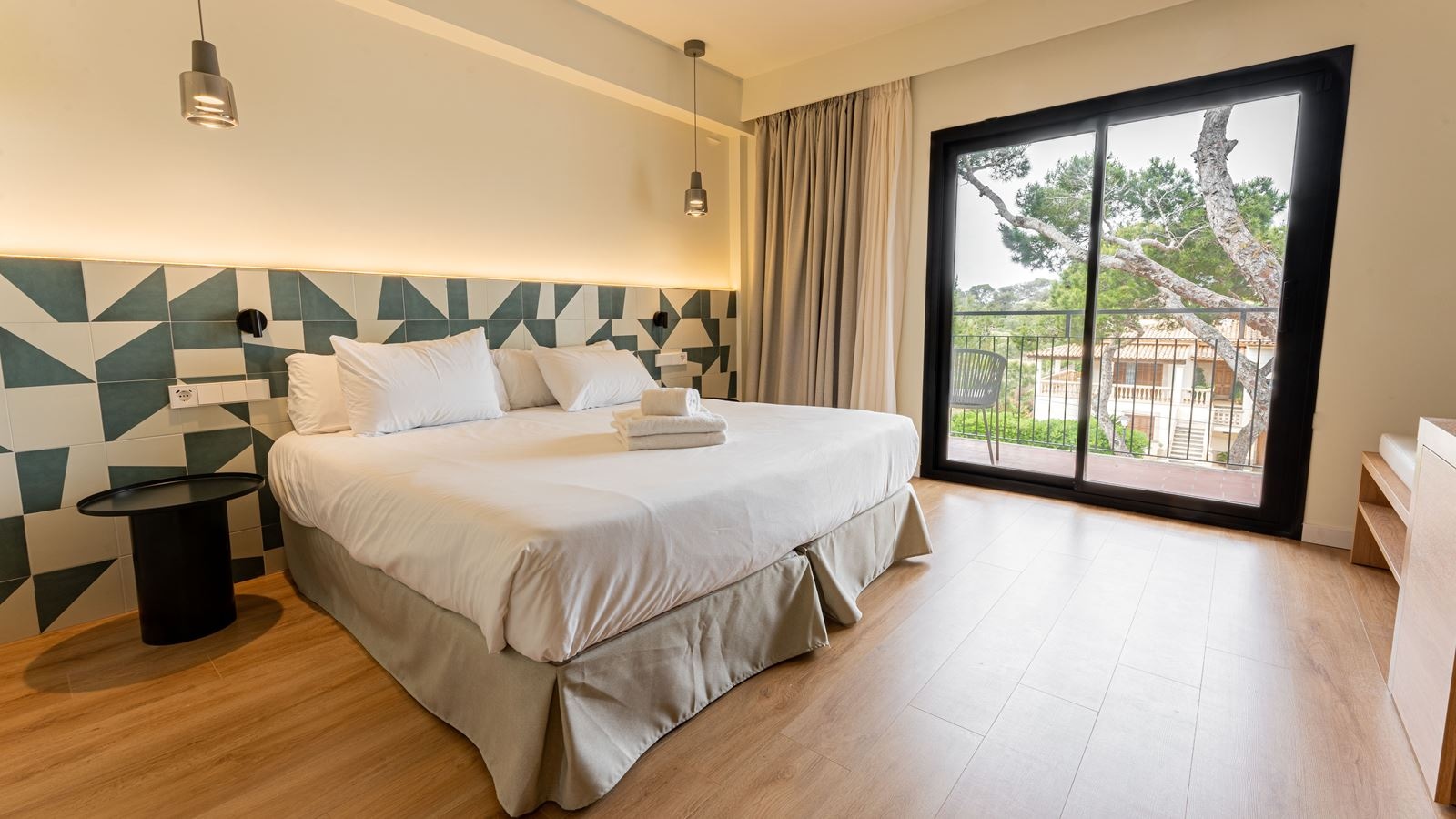 rooms-double-pool-view