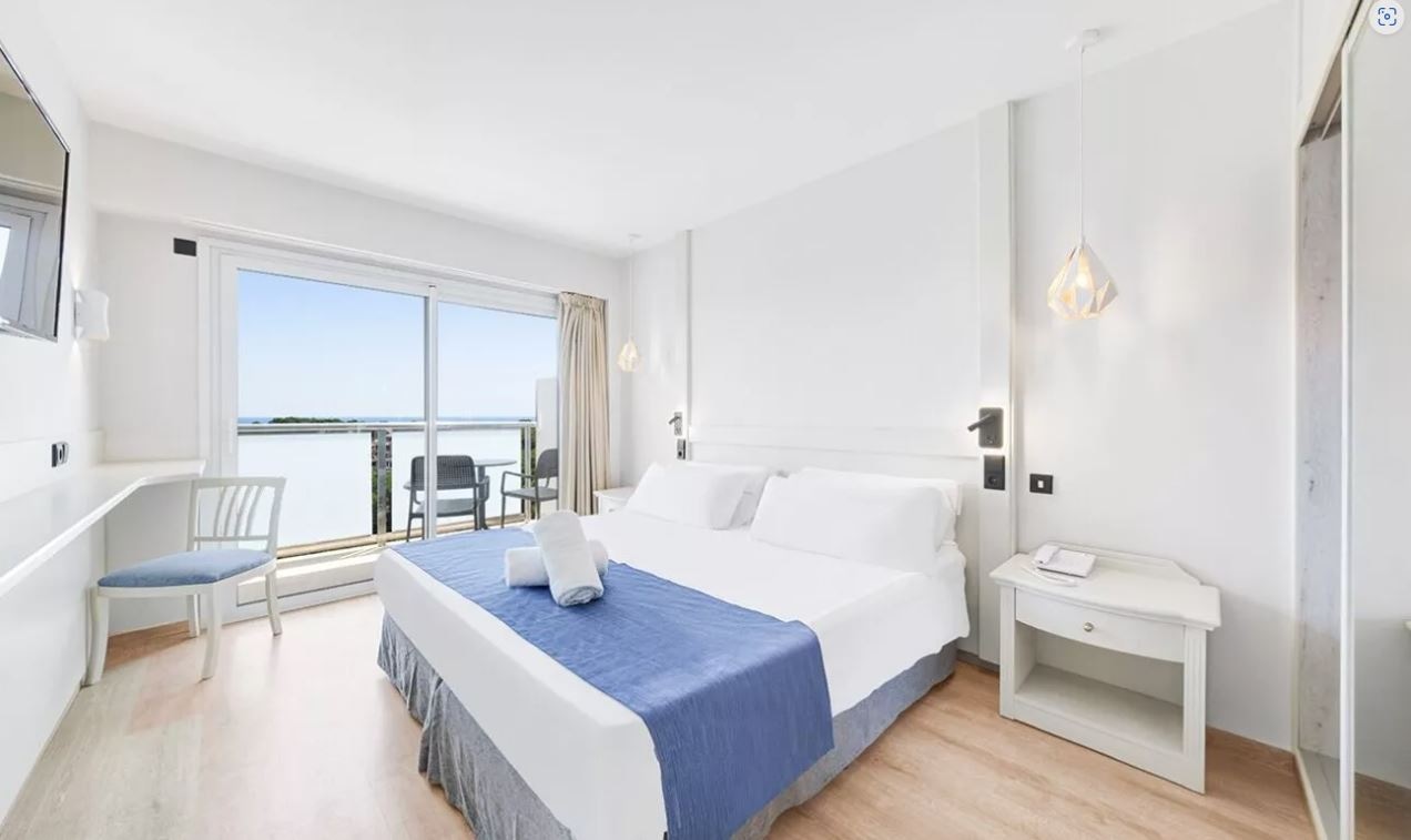 rooms-double-room-harbour-view-balcony