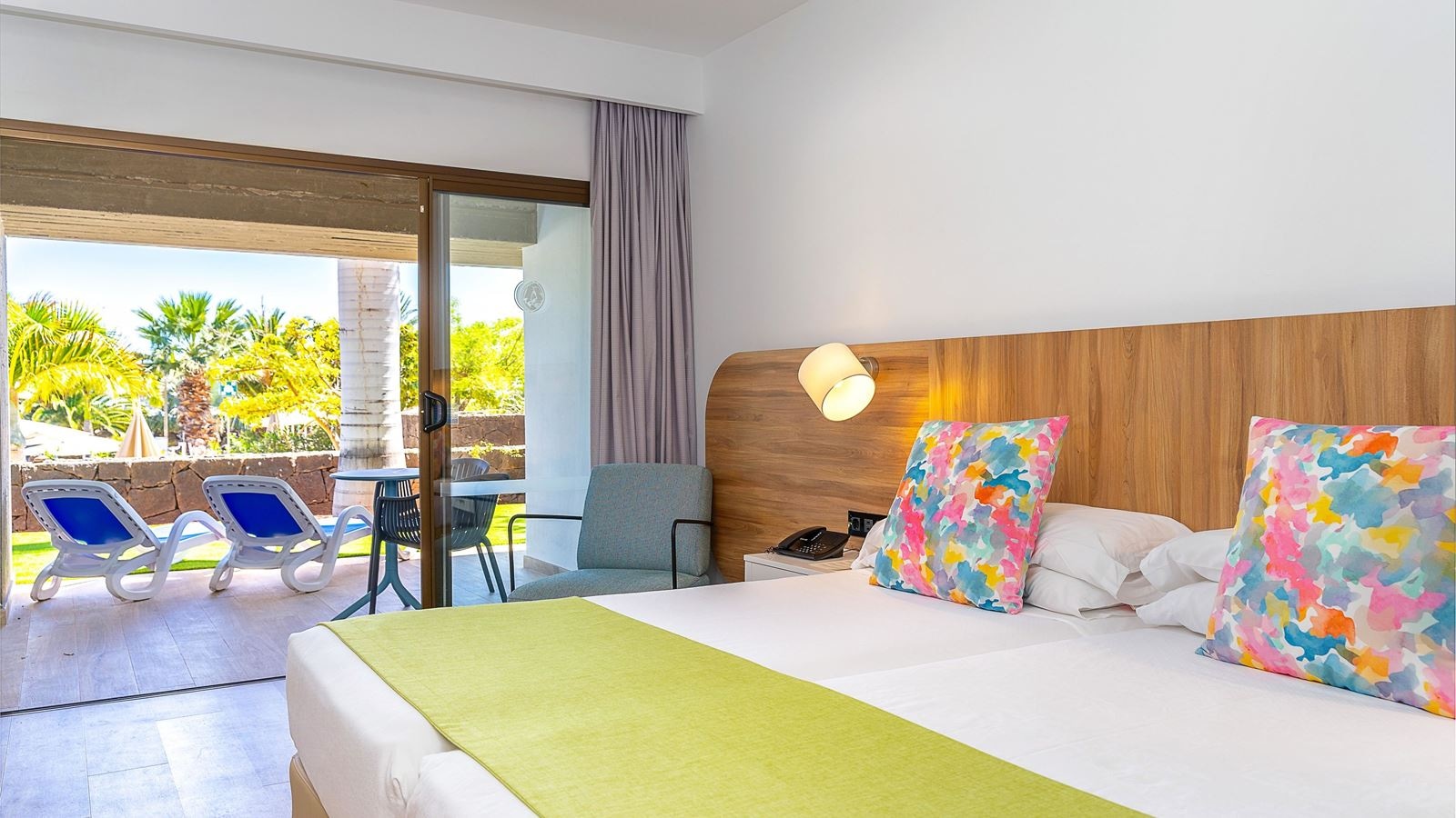 rooms-double-superior-room-pool-or-garden-view-terrace