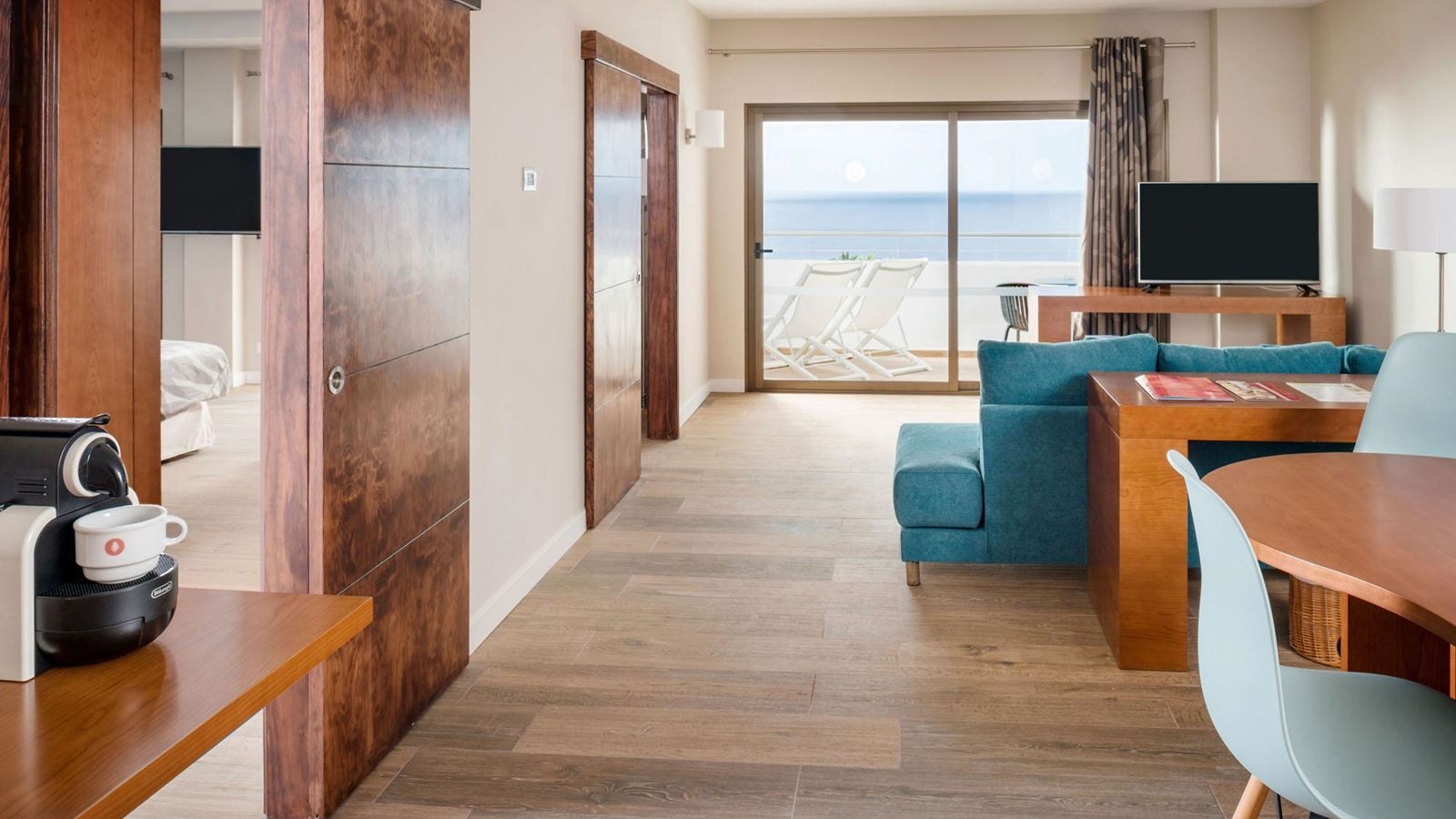 rooms-select-junior-suite-with-sea-view-balcony