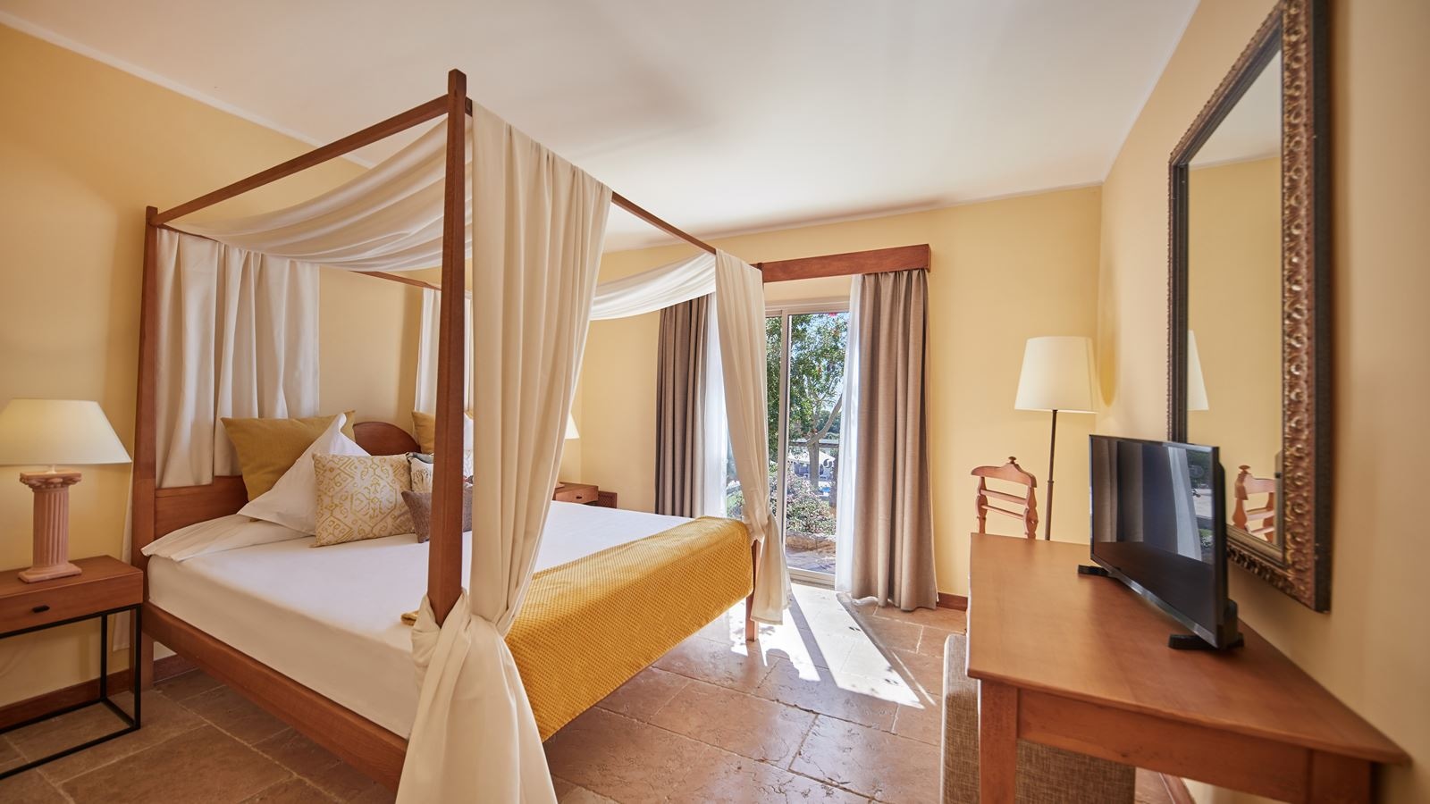 rooms-suite-balibed-balcony-or-terrace