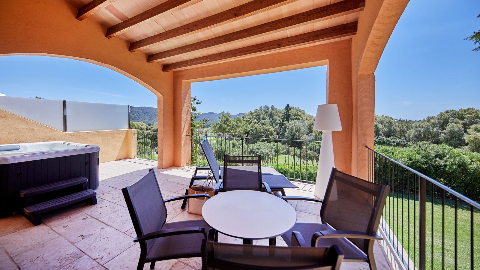 rooms-suite-deluxe-jacuzzi-balcony-or-terrace