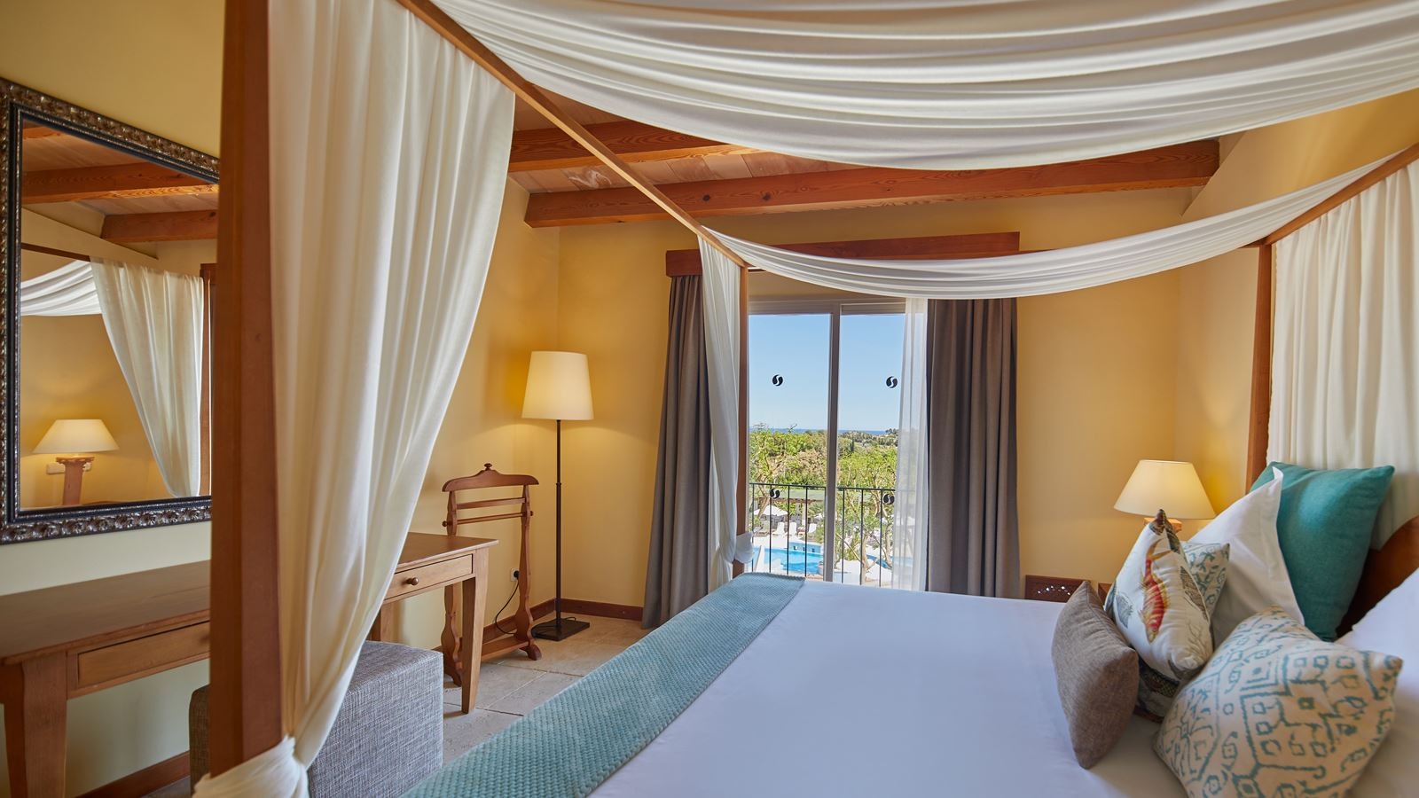 rooms-suite-superior-balcony-or-terrace