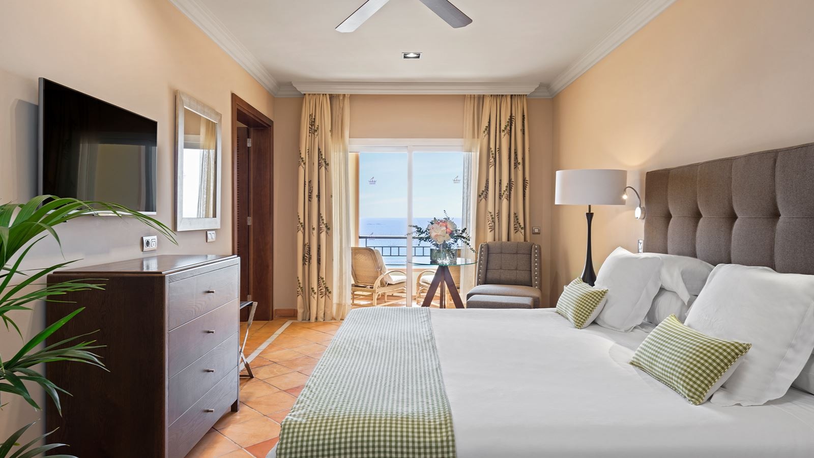 rooms-suite-sea-view-with-balcony-or-terrace